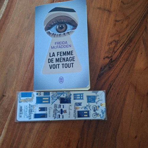 La Femme de Ménage Voit Tout book by Freida McFadden with Greek bookmark gift