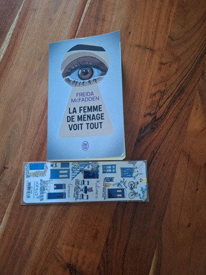 La Femme de Ménage Voit Tout book by Freida McFadden with Greek bookmark gift