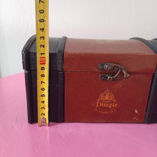 Dimple wooden trunk used with leather details