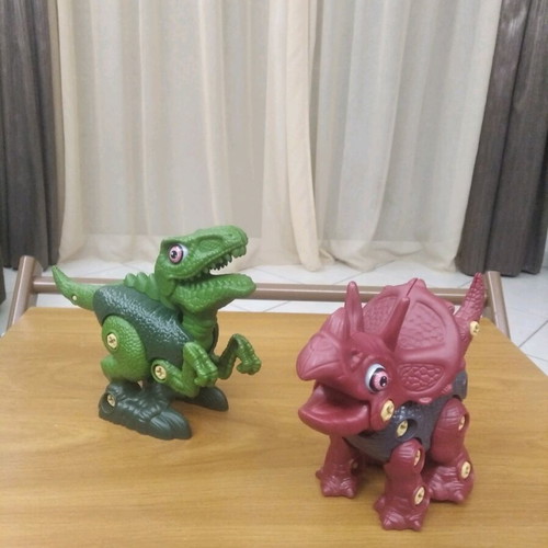Dinosaur toys like new, safe plastic, assembly kit