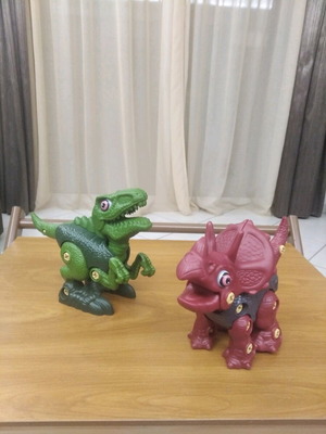 Dinosaur toys like new, safe plastic, assembly kit