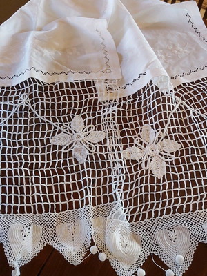 Handmade white table runner 50×200 with Romanian embroidery