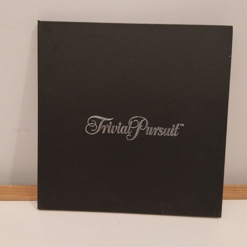 Trivial Pursuit Deluxe Edition board game used, missing blue pieces and instructions