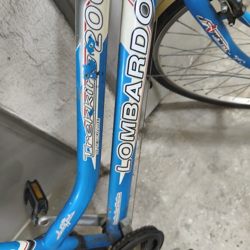 Lombardo Trekking 200 women's bike used, 21-speed, blue with basket