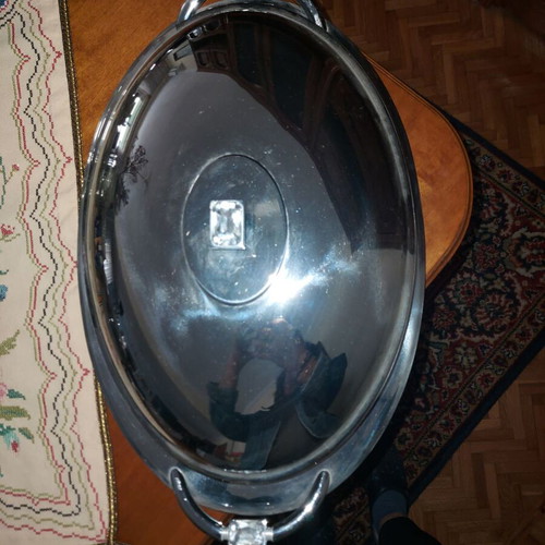 Oval Pyrex with silver serving tray and lid like new