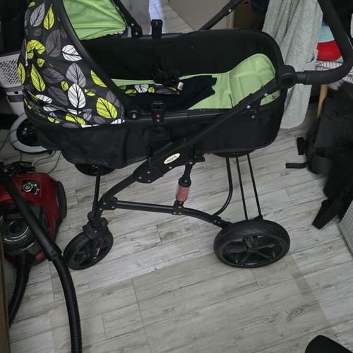 MOLI baby stroller like new with bassinet and bed functions