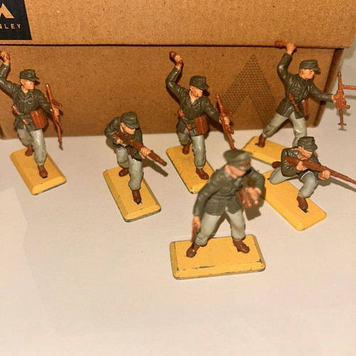 Britains Deetail Africa Korps 7 military figures used, rare