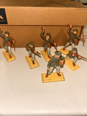 Britains Deetail Africa Korps 7 military figures used, rare