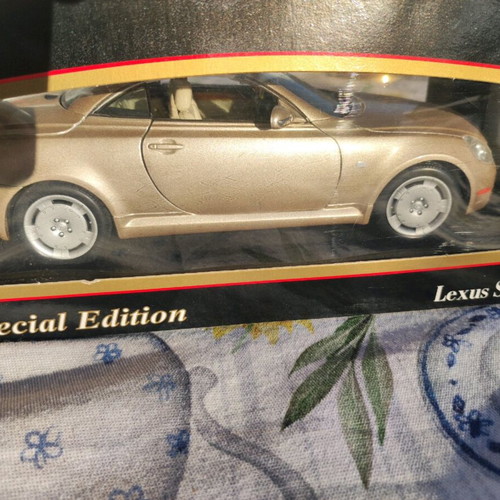 Maisto Lexus SC 430 1/18 scale model like new, special edition