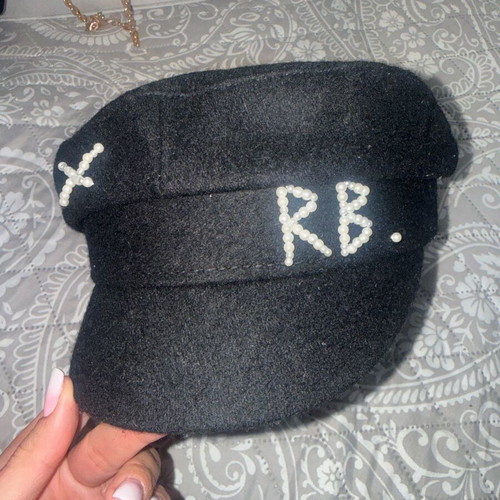 Capy r b hat like new, black