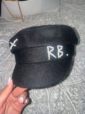 Capy r b hat like new, black