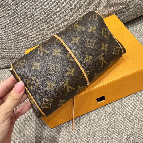 Louis Vuitton Monogram Jewelry Roll travel case like new, brown