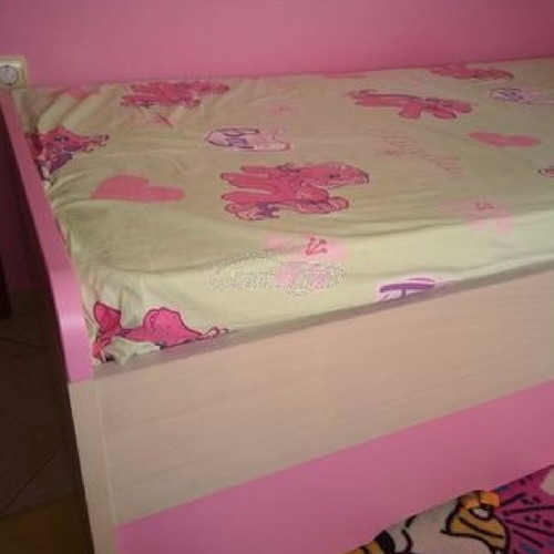 Bed for girls with pull-out second bed and two mattresses, like new
