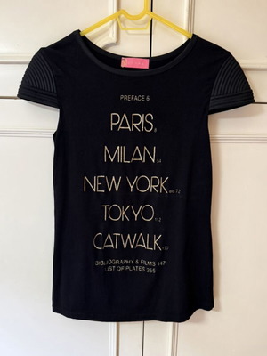 Lynne μαύρο t-shirt με χρυσά γράμματα
