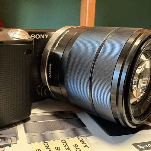 Sony NEX-5 camera kit with 18-55mm lens