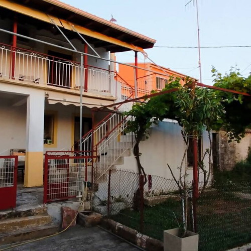 Two-storey renovated furnished detached house with garden and pergola