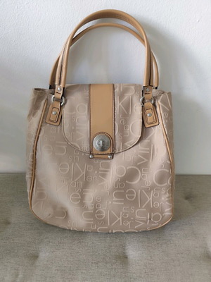 Τσάντα χειρός Calvin Klein monogram σαν καινούργια, μπεζ/tan