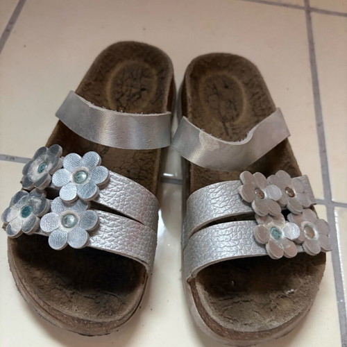 Cupcake Couture Silver Anatomical Slippers Size 27-28 Girl Used
