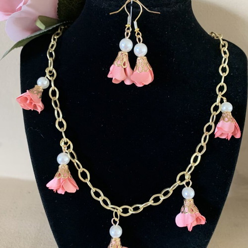 Handmade jewelry set with pearls and fabric flowers on steel chain like new