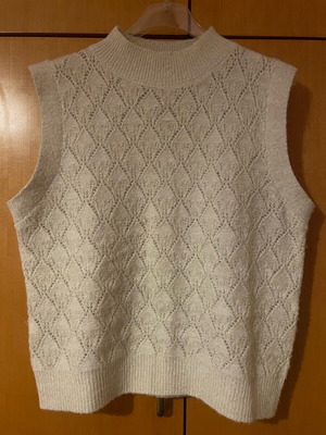 Calliope sleeveless vest size XL like new, beige with gold thread