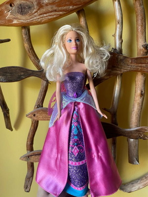 Barbie Mariposa doll like new with crown