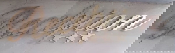 Знак за рецепция на хотел или за някаква повдигната рецепция от плексиглас