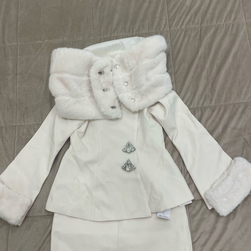 Ecru set new with skirt, top and detachable fur