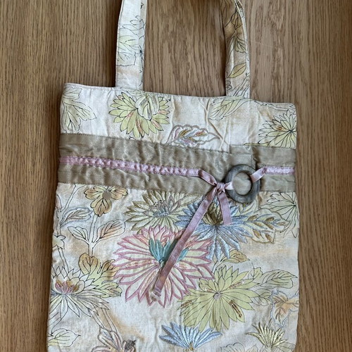 Accessorize vintage handbag with embroidered flowers used, beige