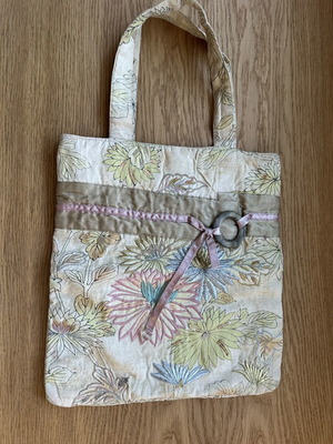 Accessorize vintage handbag with embroidered flowers used, beige