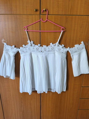 Pleated blouse like new, white with lace and adjustable straps