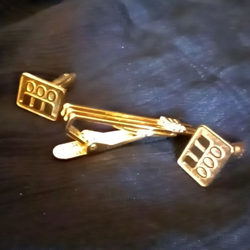 Vintage gold tie clip and cufflinks set with geometric design, like new