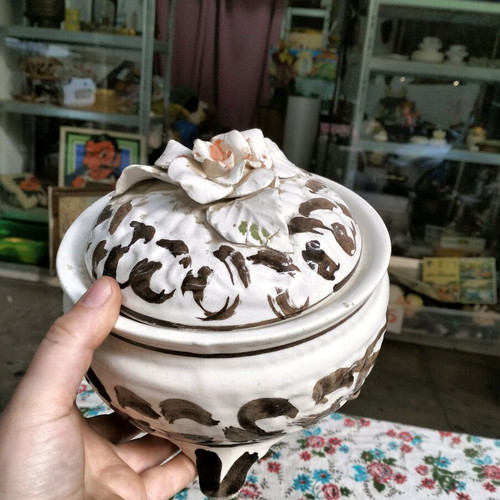 Ceramic centerpiece used, hand-painted from Italy