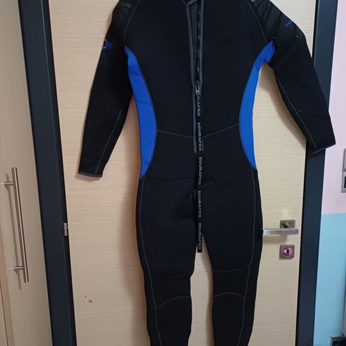 Scuba Pro 5mm wetsuit Large like new, black-blue