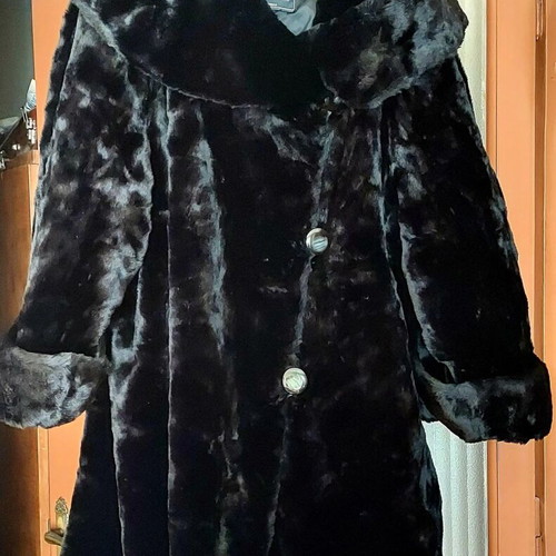 Fur coat black like new, from France, size L