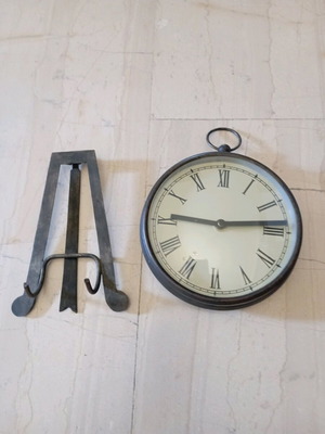 Decorative tabletop clock used with vintage style, metal body