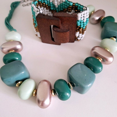 Women's necklace and bracelet like new, green and turquoise