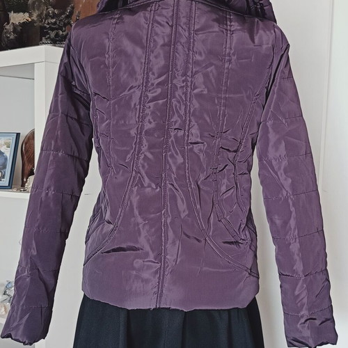 Zuiki women's short jacket size M like new, purple with gold zipper