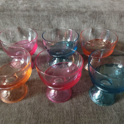 Ice Cream Bowls set of 6 like new, colorful 90s design
