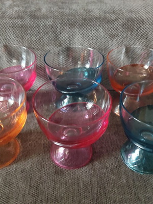 Ice Cream Bowls set of 6 like new, colorful 90s design