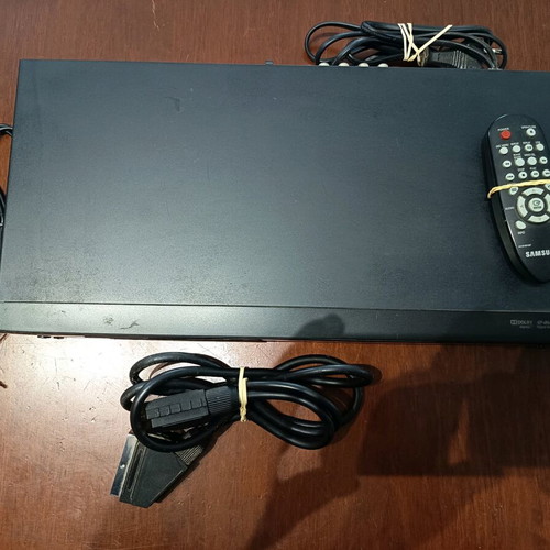Samsung DVD player used with cables and remote control