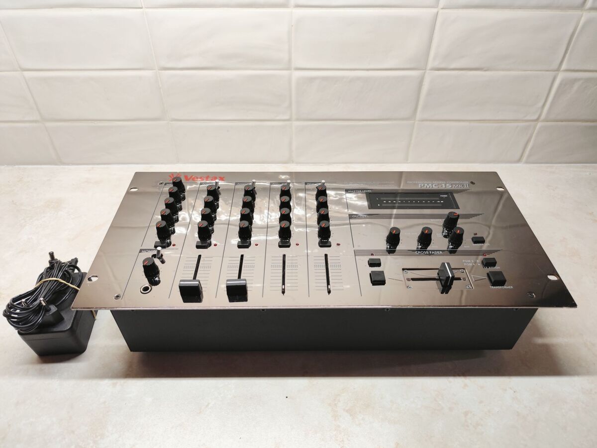 Vestax PMC-15 MKII DJ mixer, vintage 90s - € 160,00 - Vendora.cy