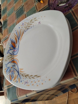 Stathopoulos collectible plates set of 4, like new, large