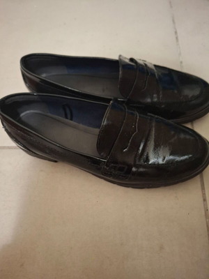 Tamaris black moccasins size 39 like new, narrow fit