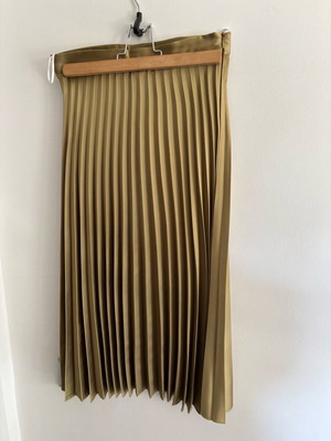 Pleated midi skirt Milkwhite olive like new