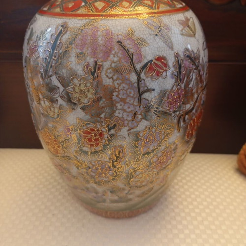 Satsuma vase like new with embossed crackle designs and gold details