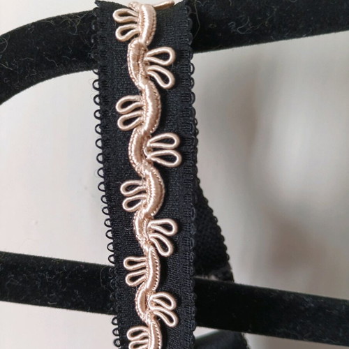 Bra with 90D padding black with embroidered flowers like new