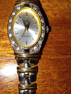 Women's wristwatch like new, gold and silver tones
