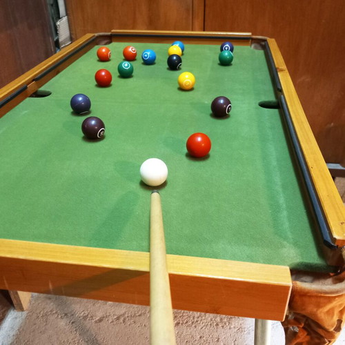 Children's wooden billiard table complete with balls, like new