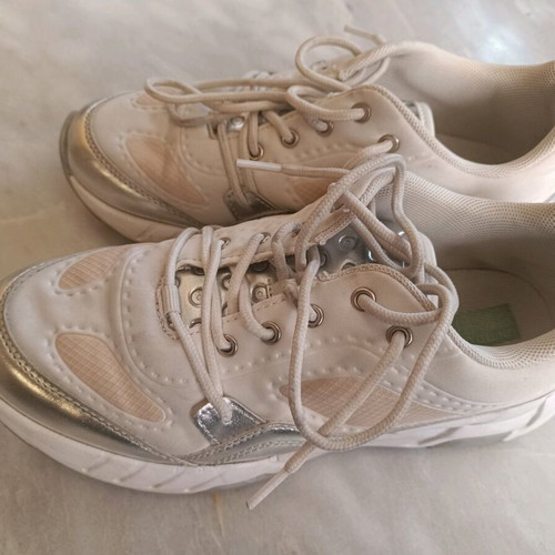 Benetton sneakers like new, white with silver details