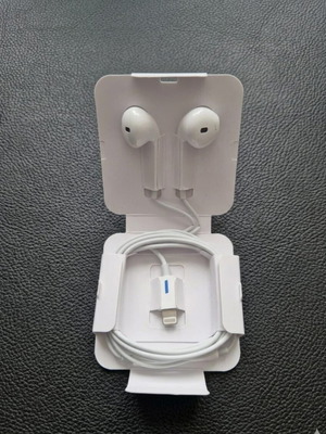Wired headphones with Lightning connector new, white